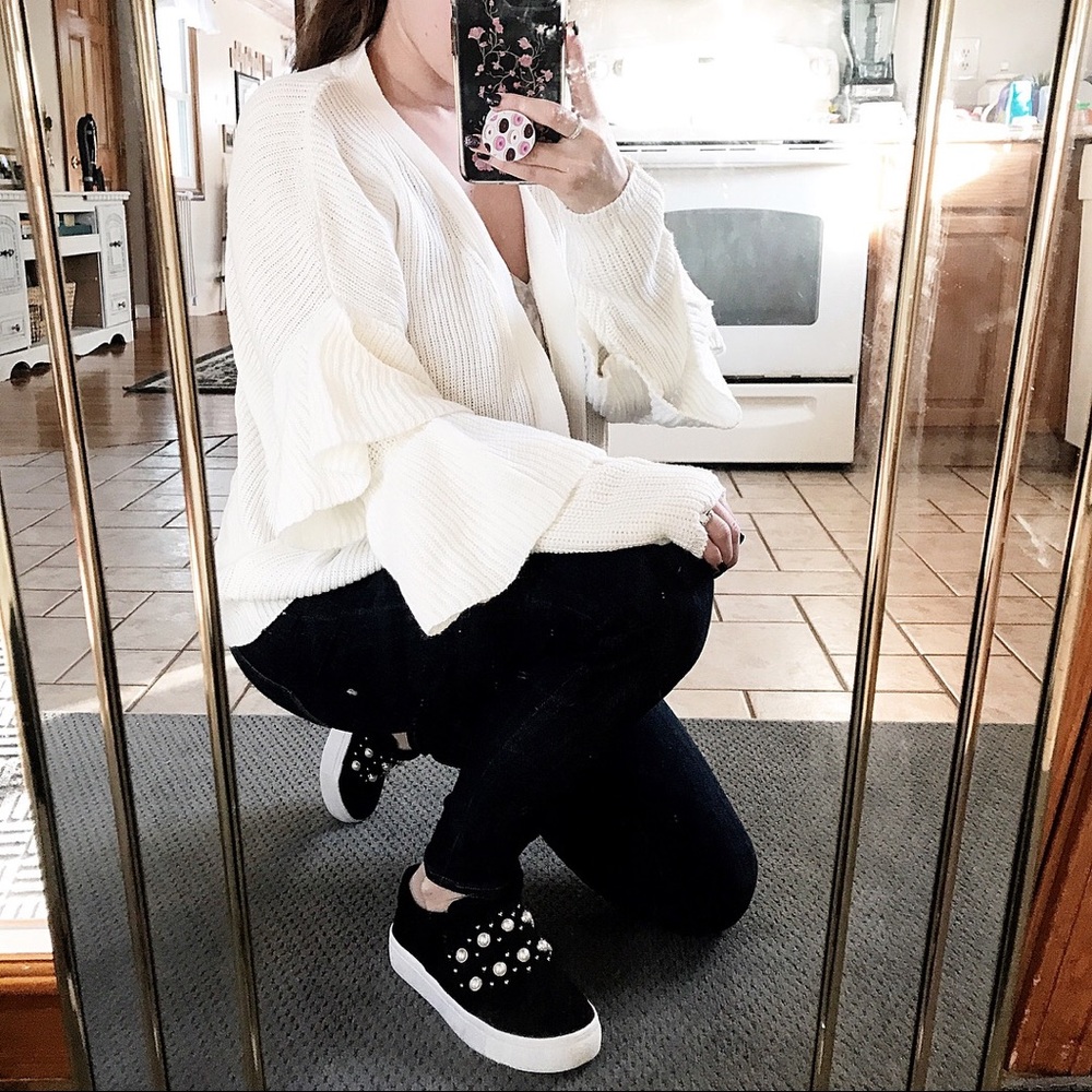 Beautiful ruffle sleeve cardigan